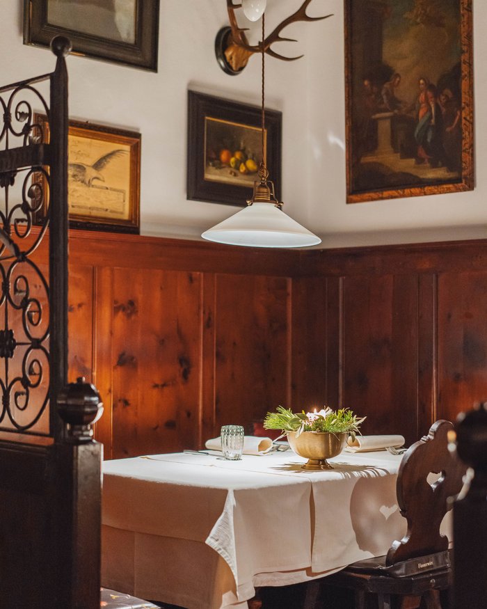 Gemütliche Ecke mit weiß gedecktem Tisch und Holzvertäfelung