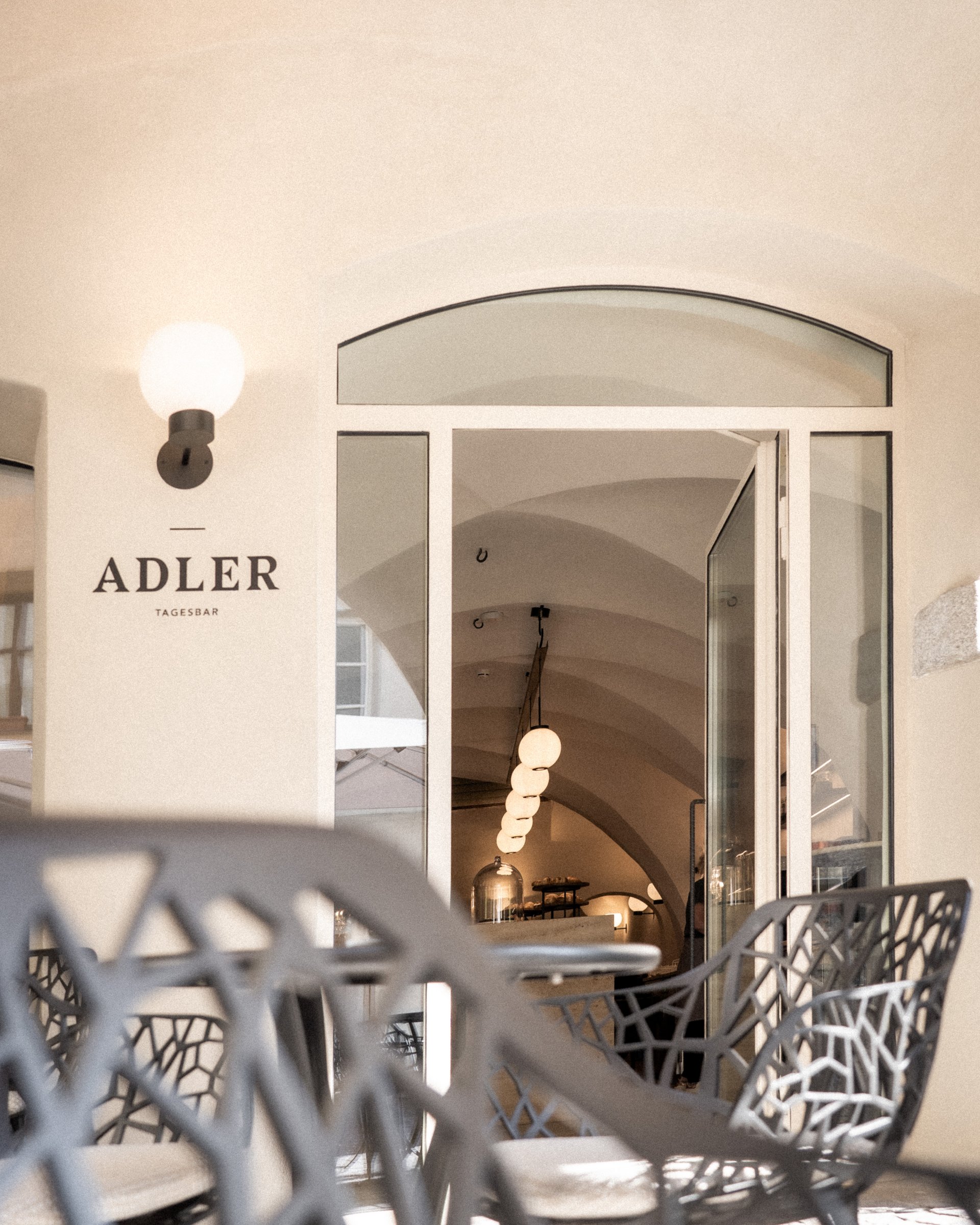 Außenbereich mit Metallstühlen vor der Tagbar Adler