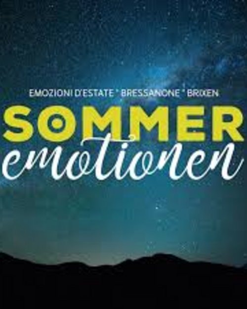 Sommer Emotionen Event in Brixen mit Nachthimmel und Bergen