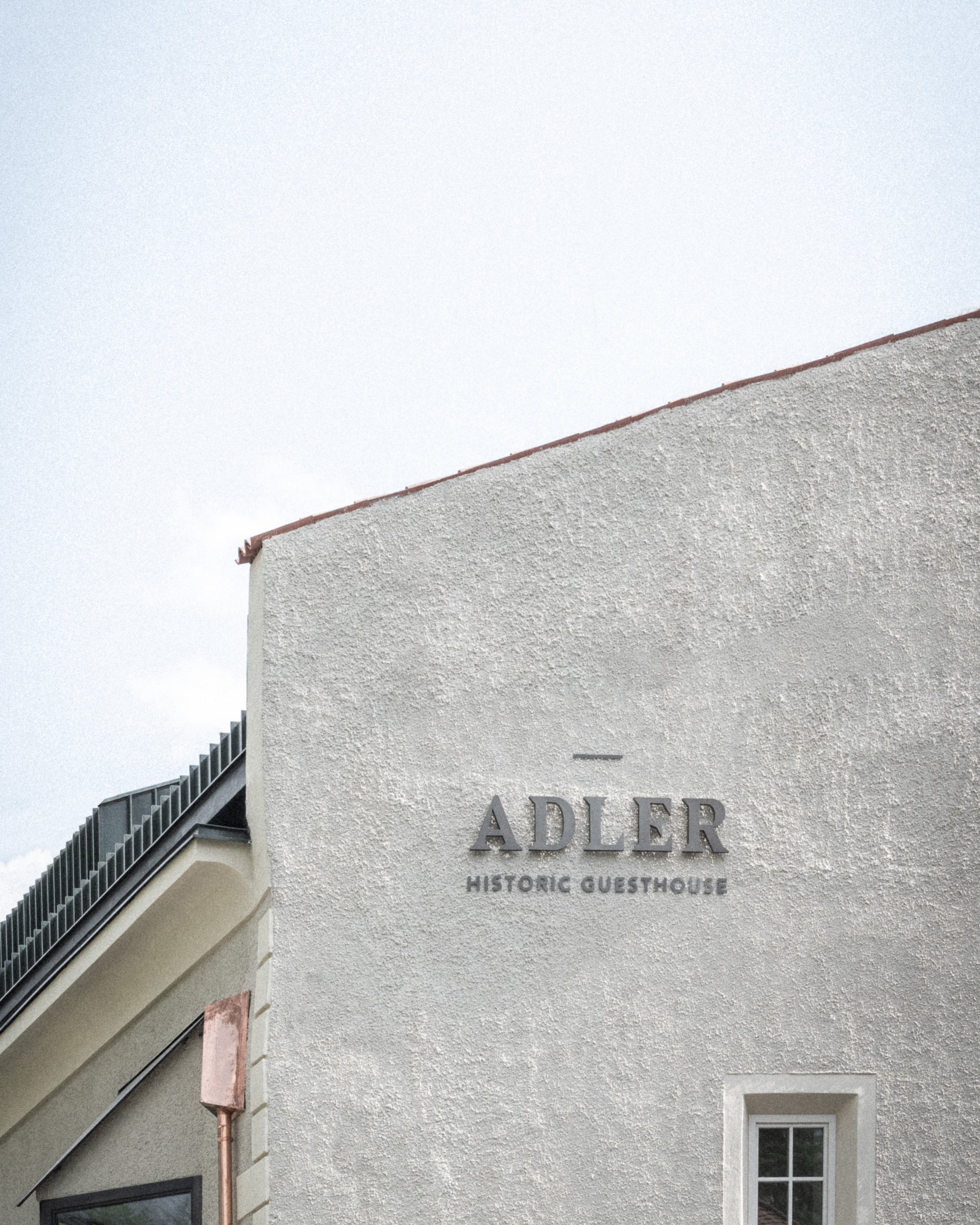 Außenwand des Adler historischen Gästehauses mit kleinem Fenster