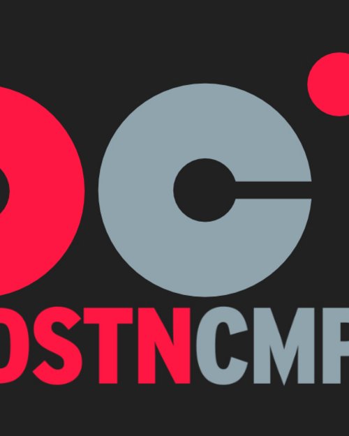 DSTNCMP Logo mit roten und grauen Buchstaben auf schwarzem Hintergrund