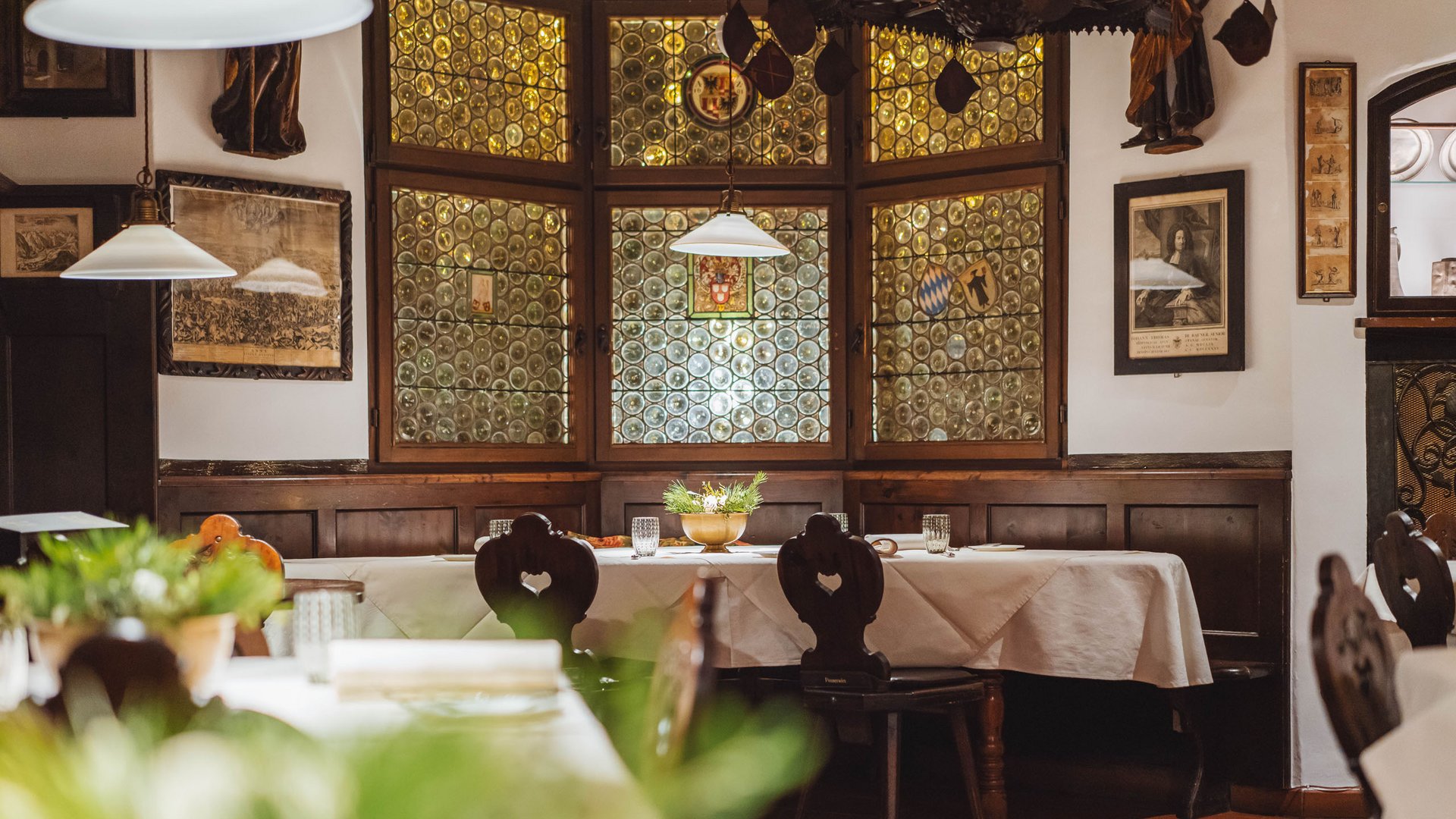 Traditionelles bayerisches Restaurant mit Holzmöbeln und Glasfenstern