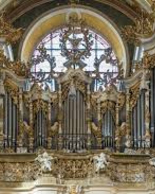 Orgel mit goldenem Schmuck in einer barocken Kirche