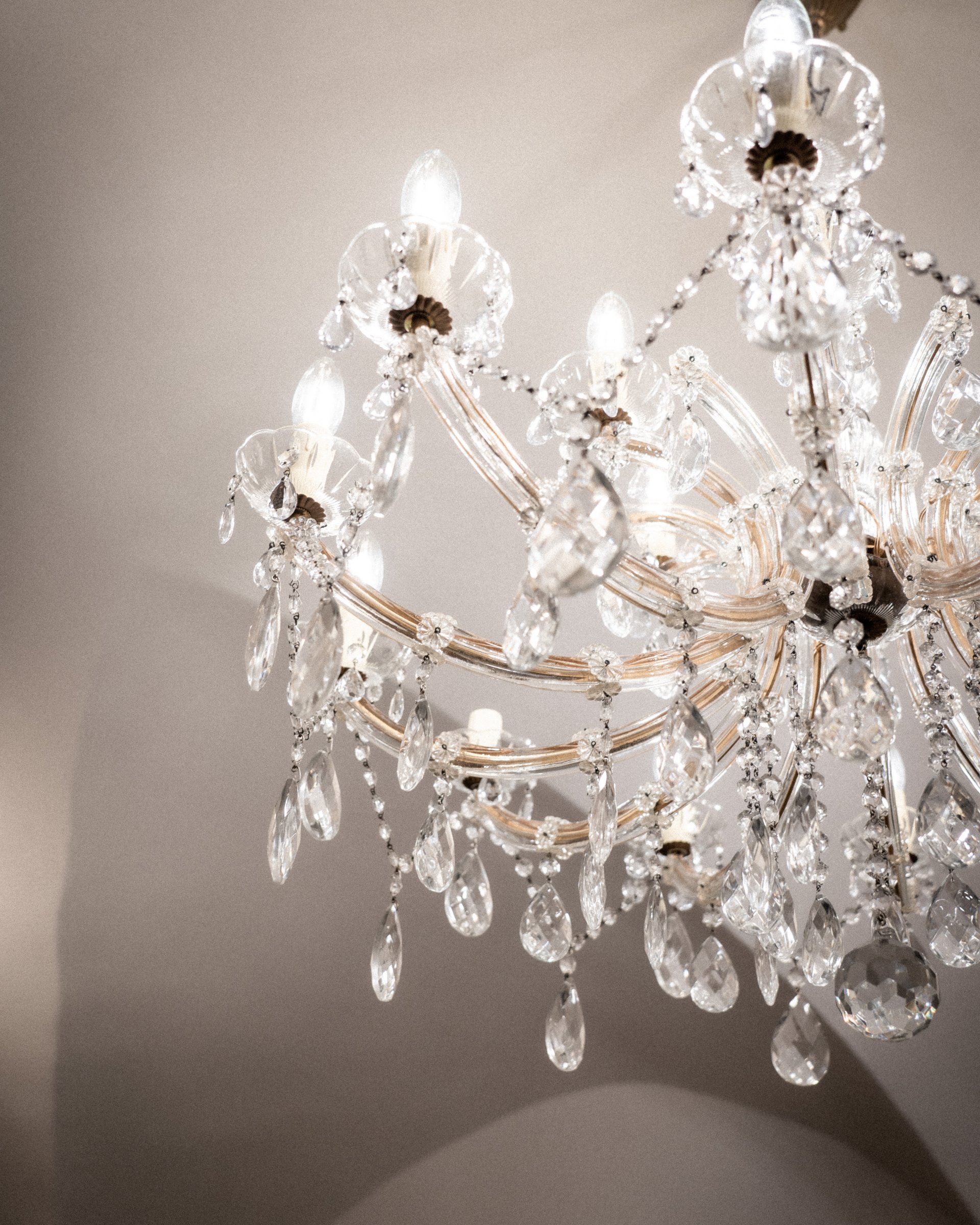 Nahaufnahme eines leuchtenden Kristallkronleuchters an der Decke