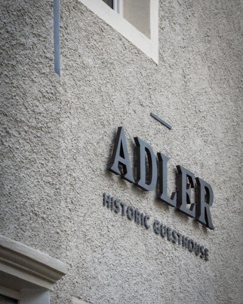 Außenwand mit Schriftzug Adler Historic Guesthouse