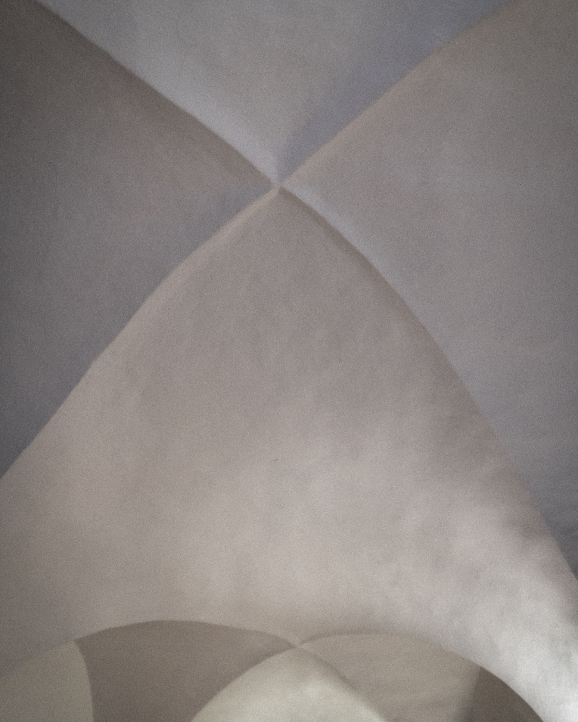 Cross vault ceiling structure inside a building